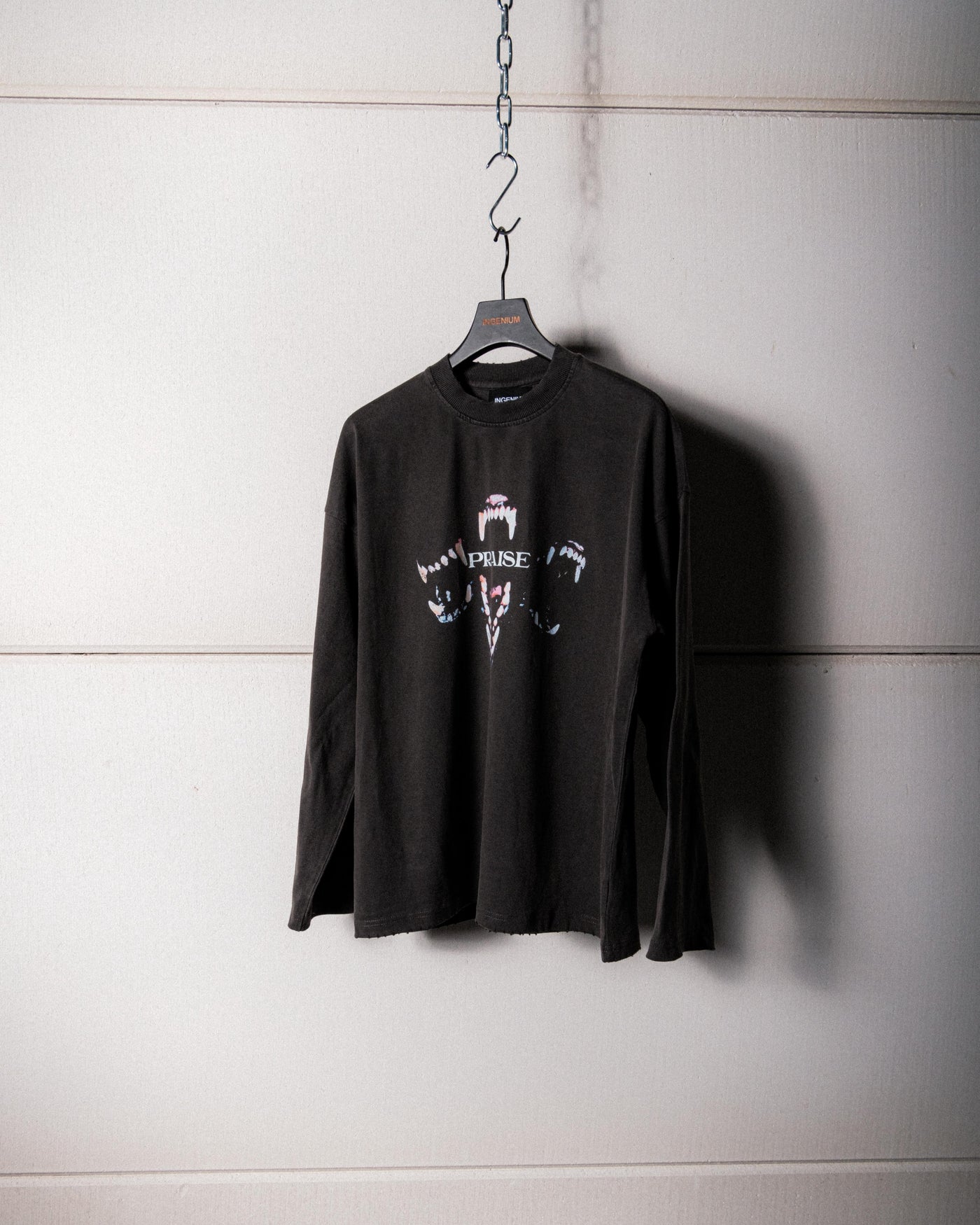 PRAISE LONGSLEEVE – VINTAGE BLACK